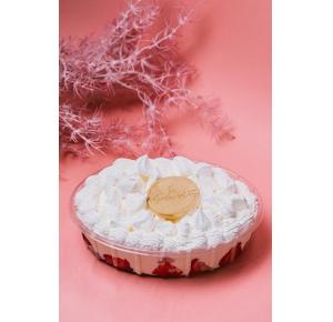 Torta Merengue de Ninho com morangos frescos e suspiro