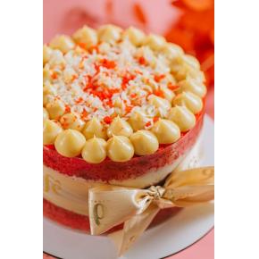 Bolo gelado RED VELVET COM NINHO E FRUTAS VERMELHAS